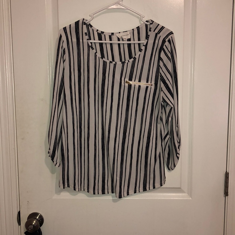 Long sleeve black and white top